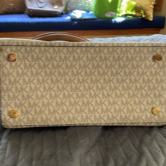 Michael Kors Hamilton white logo 11.5” x 10” x 5.5” good condition - Picture 2 of 5